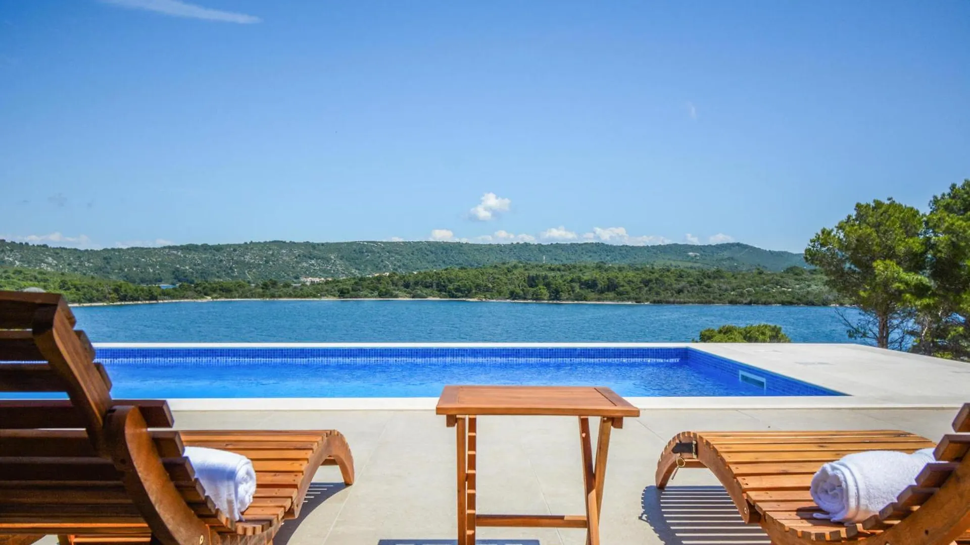 Gorgeous Home In Veli Rat With Wifi