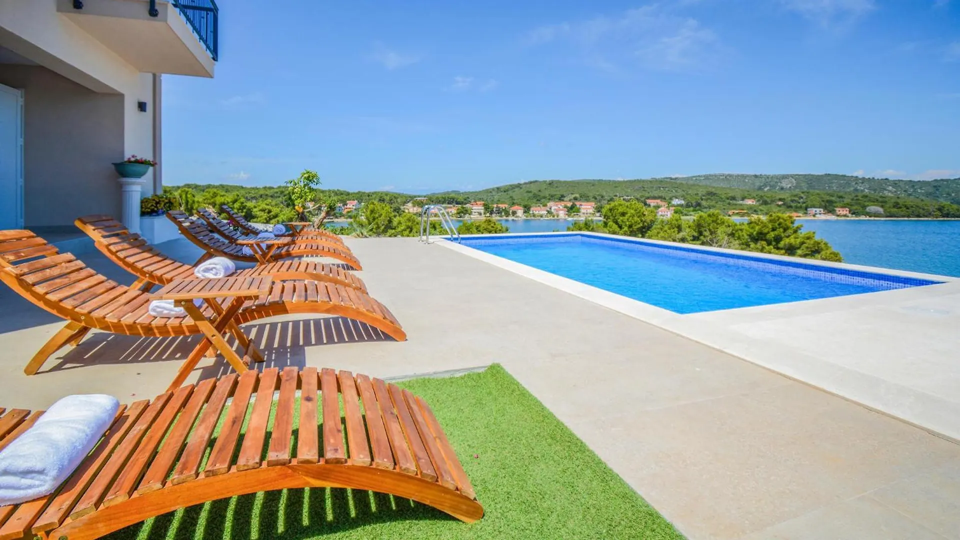 Gorgeous Home In Veli Rat With Wifi